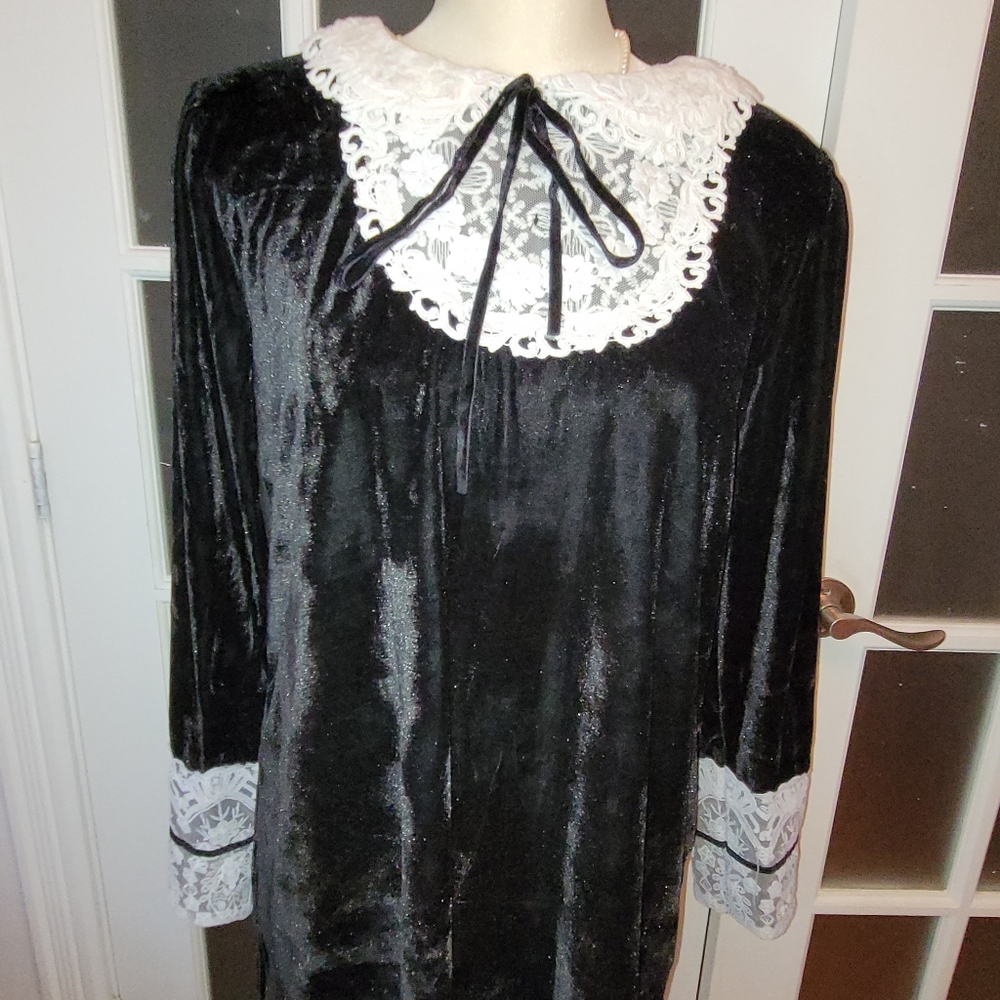 Classic velour tunic with white lace trim - Picture 2 of 9